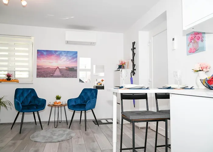 Blue Apartment With Free Parking