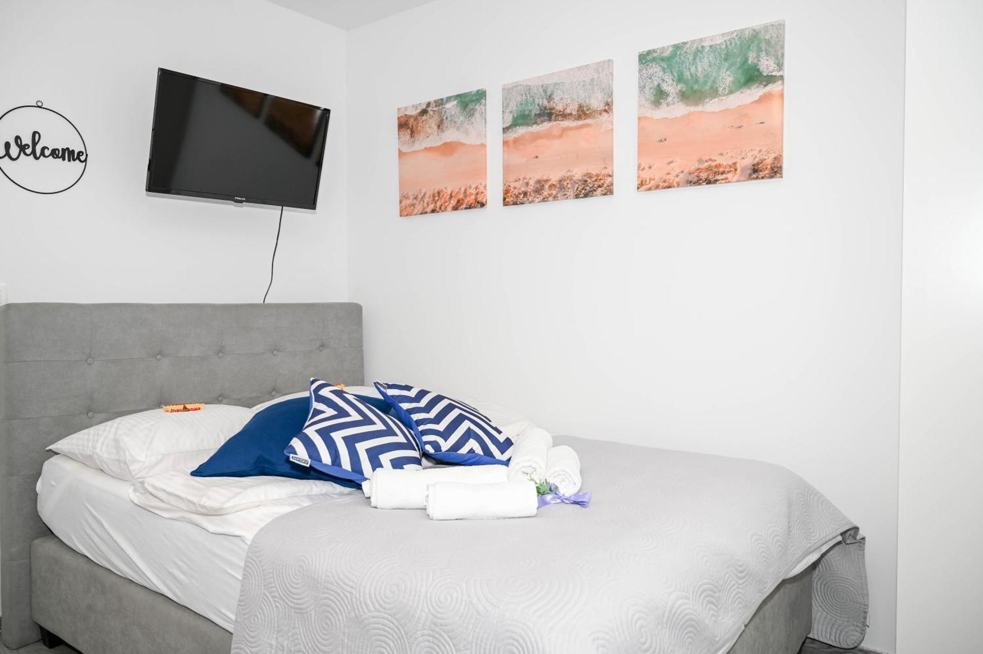 Blue With Free Parking Apartment *