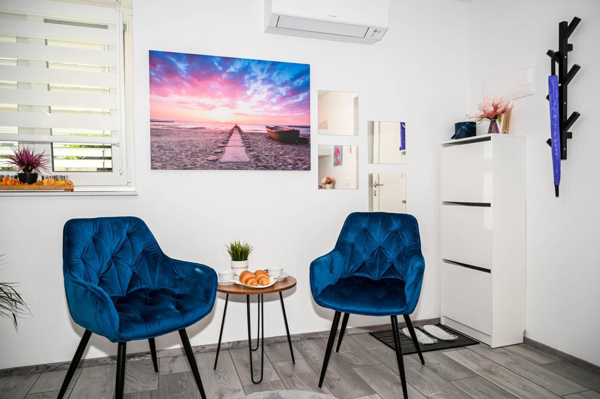 Blue With Free Parking Apartment *
